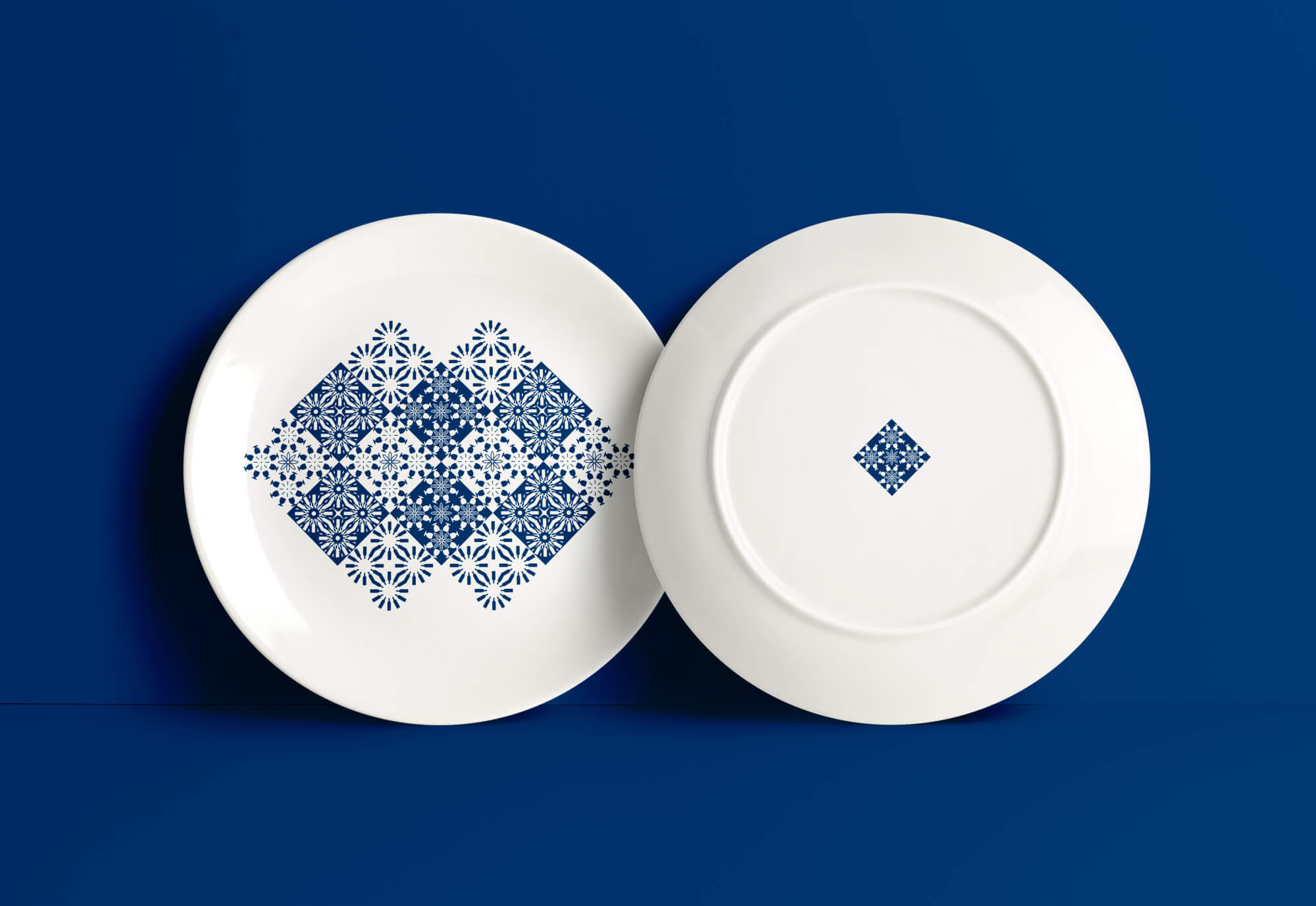 Assiette décorée d'un motif graphique bleu