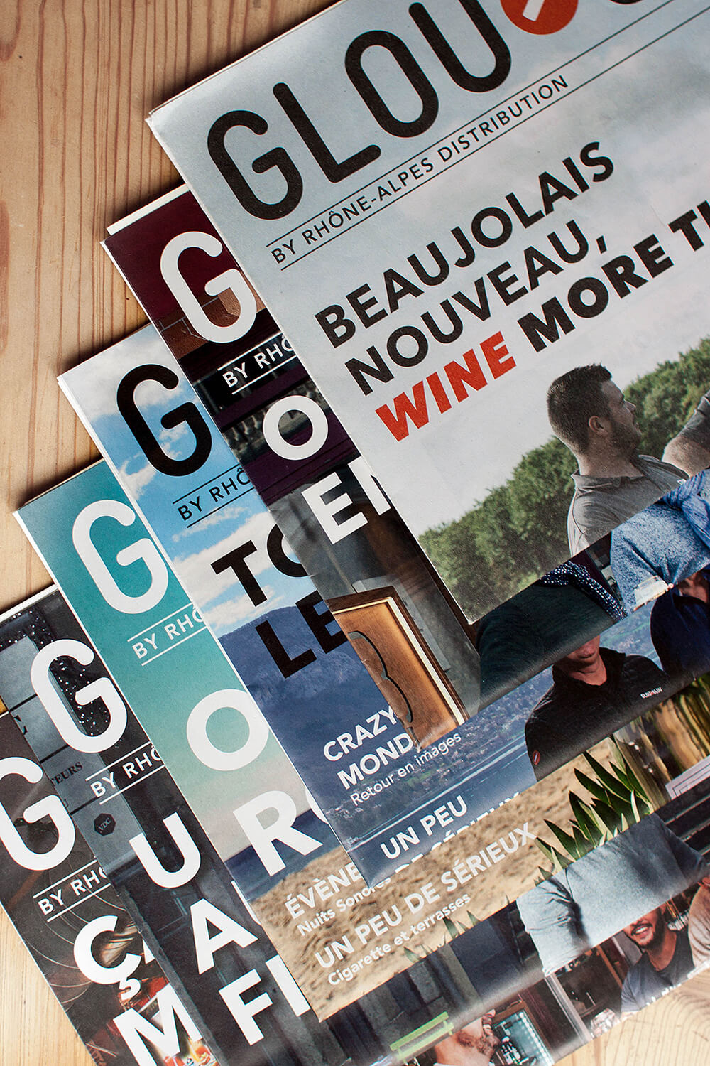 Six couvertures du magazine GlouGlou empilées.