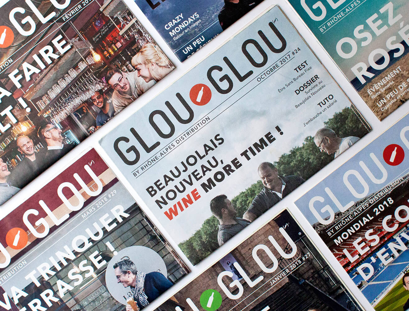 Plusieurs couvertures du magazine GlouGlou disposées les unes à côté des autres.