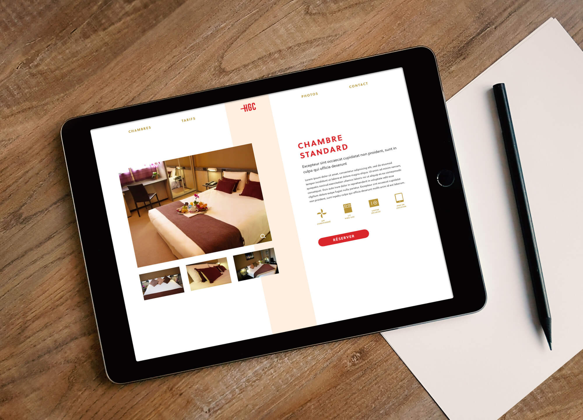 Page web sur une tablette présentant une chambre standard de l'hôtel des Gratte-Ciel.